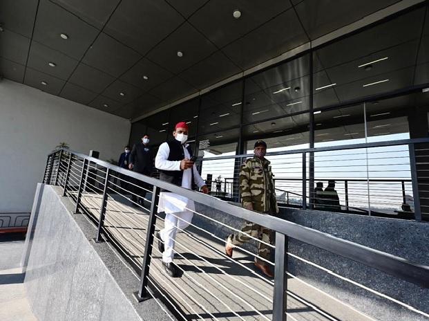 Stranded in Delhi, not allowed to fly for Muzaffarnagar, alleges Akhilesh