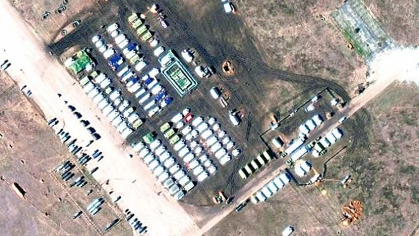 Russia ukraine A satellite image shows a close-up of troops and equipment at Oktyabrskoye air base, Crimea February 10, 2022. Photo: Reuters