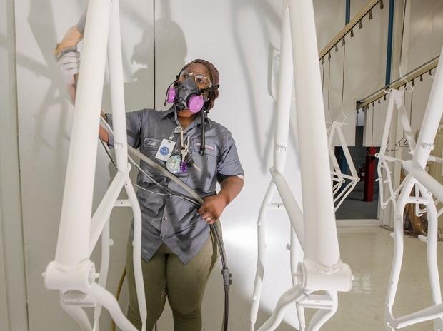 US weekly jobless claims fall for 2nd straight week; layoffs tumble in Feb