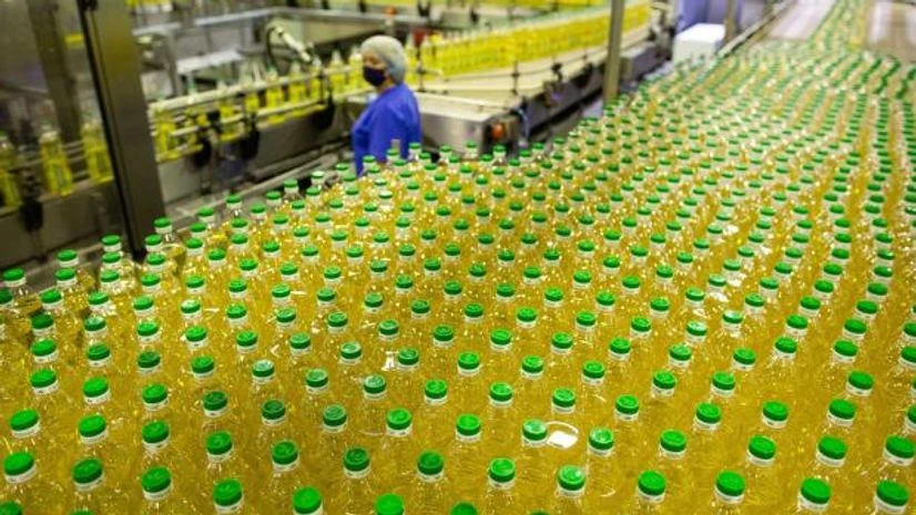 sunflower oil Bottles of sunflower oil move along the production line at the EFKO JSC plant in Alekseyevka, Russia, on Friday, April 30, 2021. Photo: Bloomberg