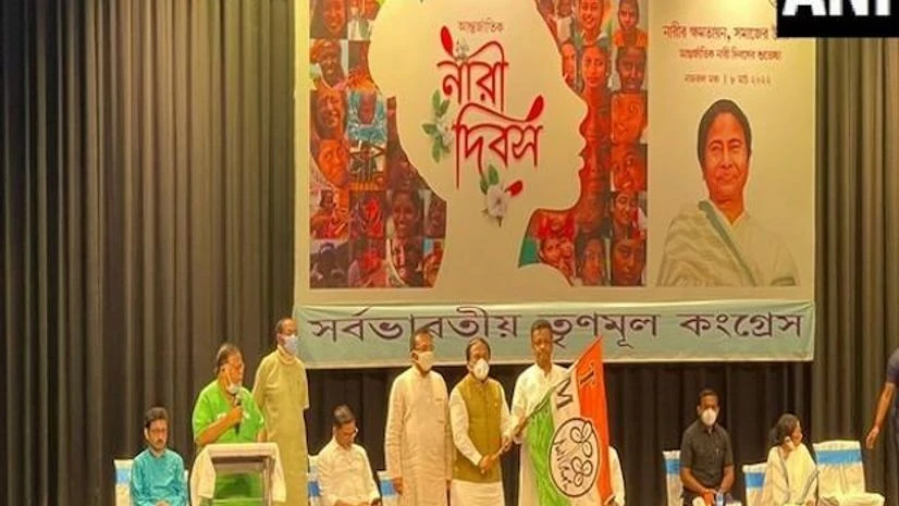 Joy Prakash Majumdar Suspended BJP leader Joy Prakash Majumdar joins TMC in Mamata's presence