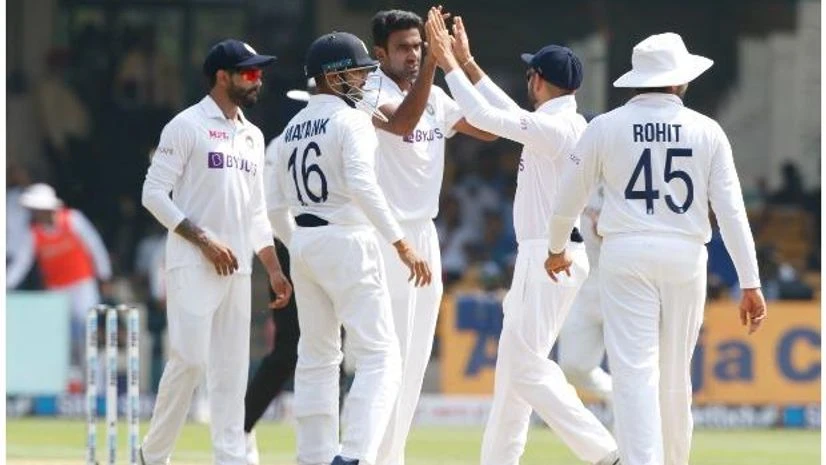 India vs Sl 2022 Indian team celebrates a wicket during the second India vs Sri Lanka Test, 2022 at the M Chinnaswamy Stadium, Bengaluru. Photo:@BCCI