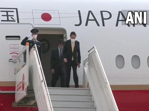 Japanese PM arrives in India to hold summit talks with Modi