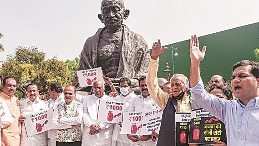 fuel protest Congress MPs protest against the increase in prices of LPG cylinder and petrol and diesel at Parliament House on Wednesday | Photo: PTI