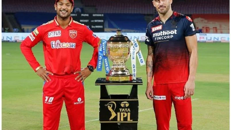 RCB vs PBKS IPL RCB captain Faf du Plessis with PBKS captain Mayank Agarwal posing with the IPL 2022 trophy. Photo:@RCBTweets