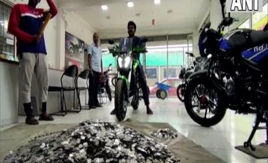 TN YouTuber buys dream bike using 1 rupee coins collected over years TN YouTuber