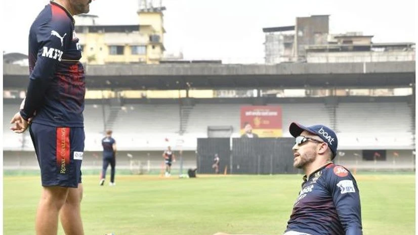 RCB IPL 2022 RCB Cricket Director Mike Hesson with captain Faf du Plessis. Photo:@RCBTweets