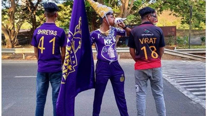 IPL RCB VS KKR 2022 Fans spotted wearing Shreyas Iyer and Virat Kohli jersey ahead of the RCB vs KKR clash in IPL 2022. Photo:@KKRiders