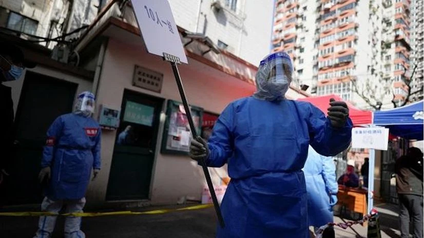 Workers in protective suits direct residents lining up for nucleic acid testing during the second stage of a two-stage lockdown to curb the spread of the coronavirus disease in Shanghai (Photo: Reuters) Workers in protective suits direct residents lining up for nucleic acid testing during the second stage of a two-stage lockdown to curb the spread of the coronavirus disease in Shanghai (Photo: Reuters)