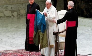 Pope Francis kisses Ukrainian flag from Bucha, calls for end to war Pope Francis