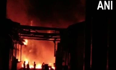 Major fire breaks out in Thane factory, exploding cylinders create panic Eluru fire