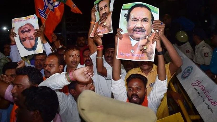 KS Eshwarappa Supporters shout slogans as Karnataka Minister K S Eshwarappa arrives to submit his resignation to Karnataka Chief Minister, in Bengaluru (Photo: PTI)