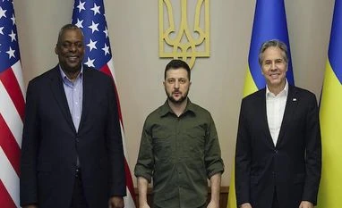 Live: Russia says US sending more arms to Ukraine will be 'unacceptable' US Secretary of Defense Lloyd Austin, Ukrainian President Volodymyr Zelenskyy