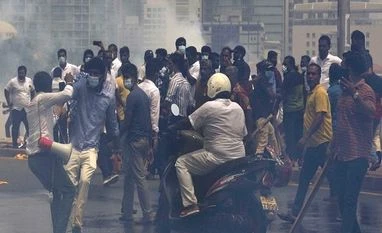 Demand for SL Prez's resignation intensifies as protest enters 50th day Sri Lanka's pro government and anti-government protestors clash amid tear gas outside the president's office in Colombo, Sri Lanka