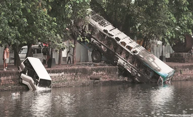 Sri Lanka gives shoot-on-sight powers to army, police after clashes kill 8 Sri Lanka