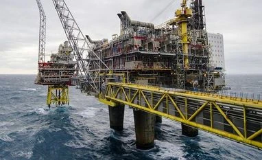 Oil prices rise for 4th day on supply worries as US inventories down Oil