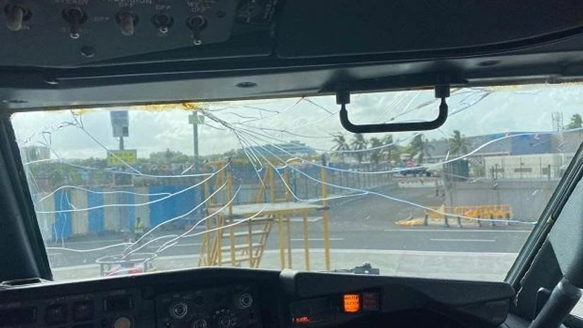 Cracked windshield, SpiceJet flight Flight windshield cracked