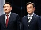 Yoon Suk-yeol, Lee Jae-myung, South Korea People’s Power Party candidate Yoon Suk-yeol, left, and Democratic Party of Korea candidate Lee Jae-myung at a presidential debate in February. (Photo: Bloomberg)
