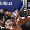 Park Ji-hyun, center, at an emergency committee in Seoul on April 6. (Photo: Bloomberg)