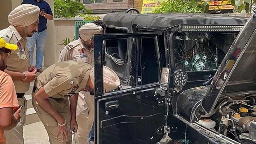Sidhu Moose wala murder investigation Members of the forensic team and police personnel inspect the vehicle of Punjabi singer and Congress leader Sidhu Moose Wala for further enquiries, in Mansa (Photo: PTI)