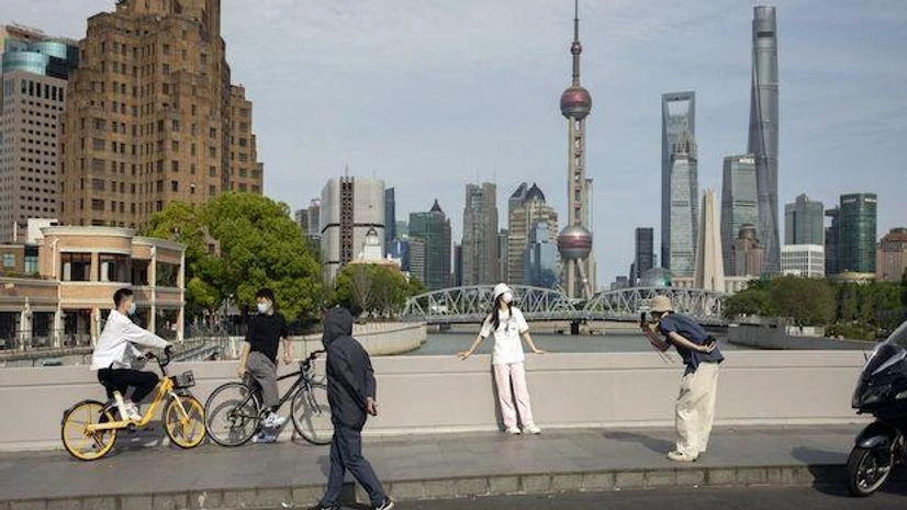 China, economy Residents walk along a bridge near the bund in Shanghai (Photo: Bloomberg)