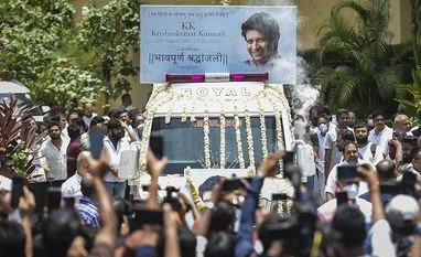 Singer KK cremated in Mumbai; family and friends bid him emotional goodbye Singer KK, cremated in Mumbai
