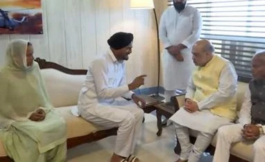 Singer Moose Wala's parents meet Shah, seek CBI probe into son's murder Amit Shah with Sidhu Moose wala's family