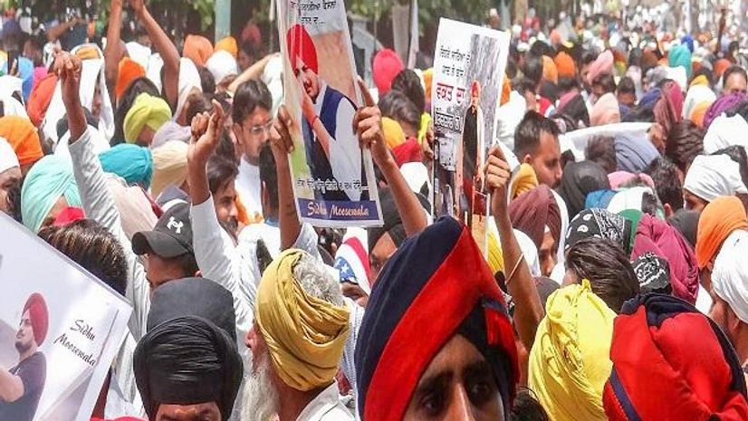 Moose Wala Supporters and fans of Punjabi singer and Congress leader Sidhu Moose Wala gather for his antim ardas and bhog ceremony, in Mansa district (Photo: PTI)