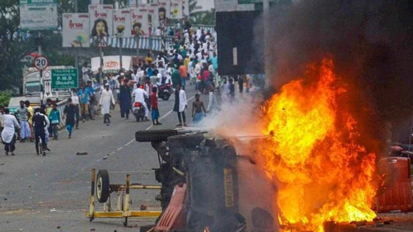 West Bengal Protests Howrah: Flames and smoke rise from a vehicle on fire, that was allegedly set ablaze by miscreants during a protest over controversial remarks made by two now-suspended BJP leaders about Prophet Mohammad, in Howrah, Friday, June 10, 2022. (PTI Photo)(