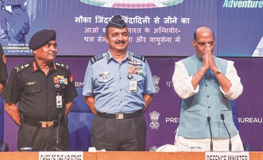 Rajnath Singh meets chiefs of Army, Navy and IAF amid Agnipath protests Rajnath Singh