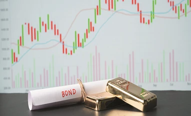 Yield curve inverts in the US and flattens in India, hinting at slowdown chart