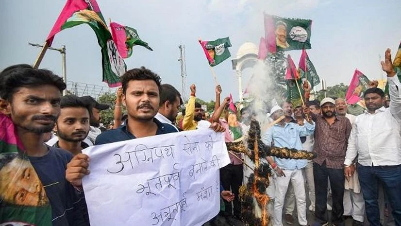 Agnipath protest Jan Adhikar Party supporters stage a protest against the Agnipath scheme, at Kargil crossing in Patna (Photo: PTI)
