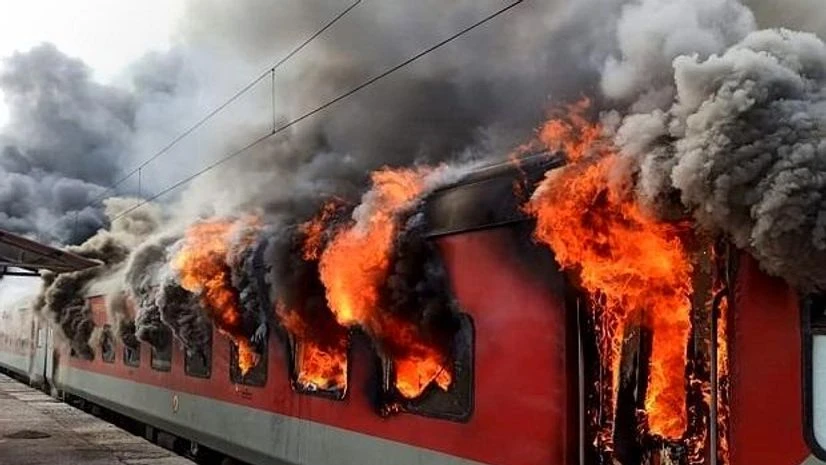 agnipath protest Vikramshila Express train set on fire by a mob in protest against the Centre's 'Agnipath' scheme, in Lakhisarai, Friday, June 17, 2022. (PTI Photo)