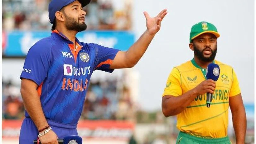 India vs South Africa Rishabh Pant Captain of India and Temba Bavuma (captain) of South Africa at toss during the 4th T20I between India and South Africa held at the Saurashtra Cricket Association Stadium, Rajkot on the 17th June 2022. Photo: Sportzpics for BCCI