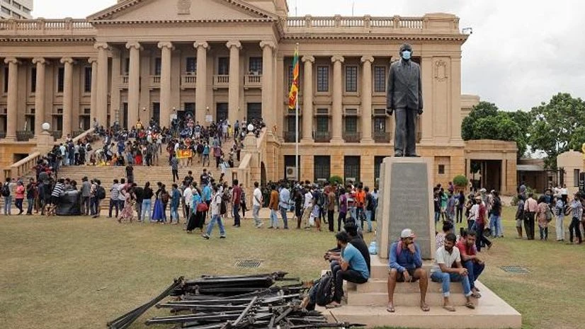 Sri Lanka protests Demonstrators wait in line after entering the Presidential Secretariat premises, after President Gotabaya Rajapaksa fled, amid the country's economic crisis, in Colombo (Photo: Reuters)