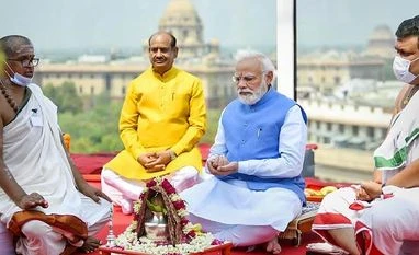 You are creating history: PM Modi to 'Shramjeevis' building new Parliament PM Modi