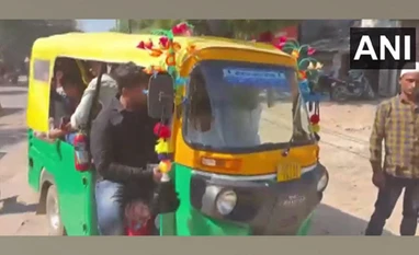 UP: Autorickshaw carrying 26 passengers stuns cops, vehicle seized UP autorickshaw