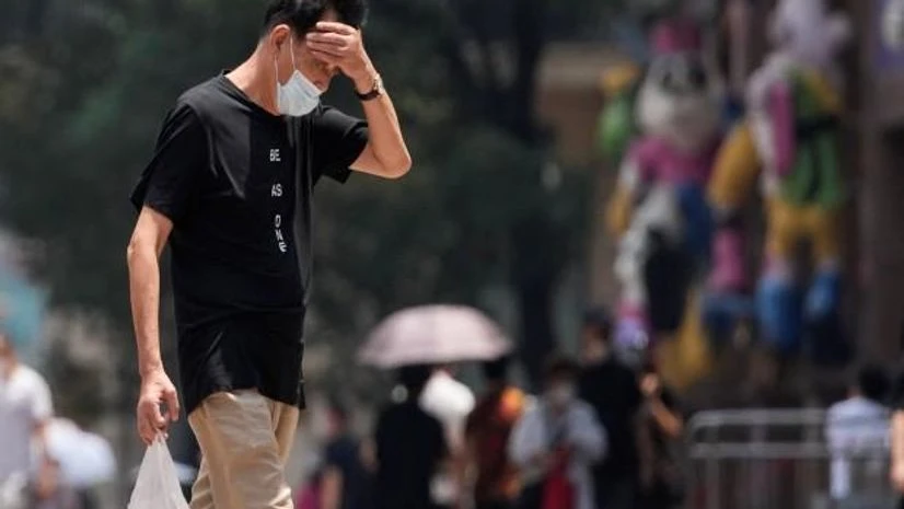 A man wearing face mask reacts on a street amid a heatwave warning, following the coronavirus disease outbreak in Shanghai (Photo: Reuters) A man wearing face mask reacts on a street amid a heatwave warning, following the coronavirus disease outbreak in Shanghai (Photo: Reuters)