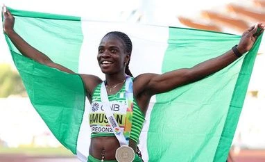 Tobi Amusan breaks world record in 100m hurdles semis, claims gold in final Nigeria's Tobi Amusan