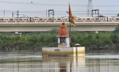Delhi records min temp of 13.1 deg Celsius, 2 notches above season's avg Yamuna water level rises, Delhi metro
