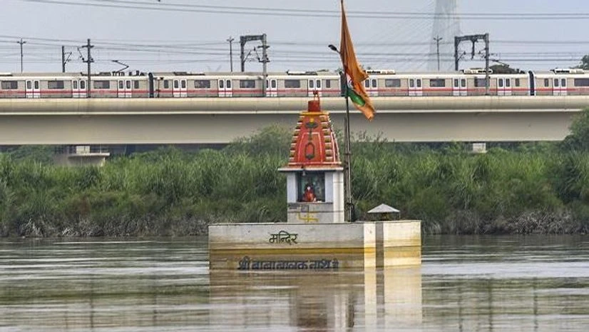Yamuna water level rises, Delhi metro Yamuna water level rises, Delhi metro
