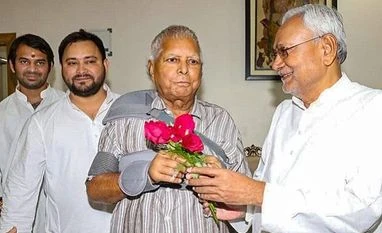 Bihar: Lalu Yadav arrives in Patna; Nitish walks down for courtesy call Lalu Prasad Yadav, Nitish Kumar, Tejashwi Yadav, Bihar
