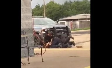 US: Police officers in Arkansas suspended for use of force during arrest Police officers in Arkansas suspended after use of force during arrest