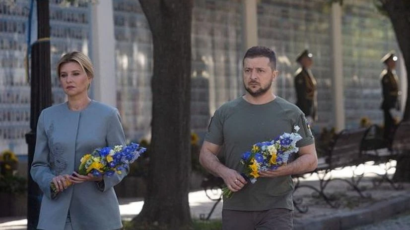 Ukraine, Independence Day Ukraine's President Volodymyr Zelensky and his wife Olena lay flowers to the Memory Wall of Fallen Defenders of Ukraine, amid Russias attack on Ukraine, during marking the Independence Day in Kyiv, Ukraine (Photo via Reuters)