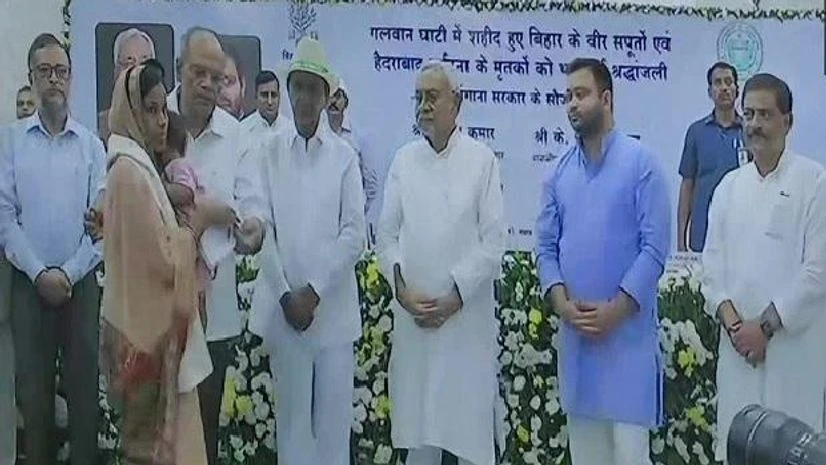 Nitish shares stage with KCR Nitish shares stage with KCR