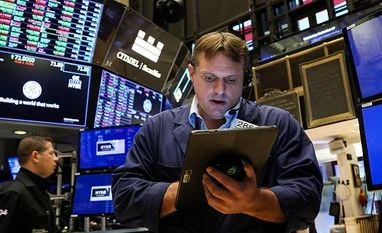 Dow, S&P 500 cling to gains on lower yields, Apple slides 4% Stocks, Stock market