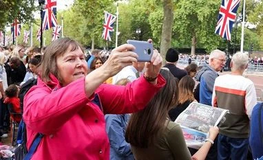 Crowds gather in London to see Queen Elizabeth II's coffin procession London, Queen Elizabeth II coffin procession