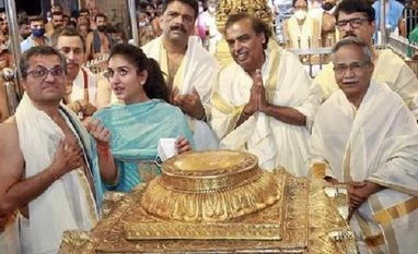 Mukesh Ambani visits Guruvayur temple, donates Rs 1.51 cr for 'annadanam' Mukesh Ambani