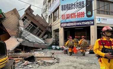 Strong Taiwan earthquake topples three-storey building, traps people Taiwan earthquake, Earthquake