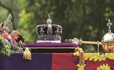 After historic funeral, Queen Elizabeth II buried at St George's Chapel Queen Elizabeth's coffin
